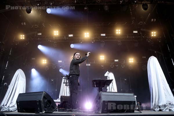 FLAVIEN BERGER - 2019-07-06 - HEROUVILLE SAINT CLAIR - Chateau de Beauregard - Scene John - 